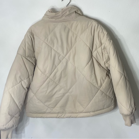 American eagle cream reversible chill puffer - Picture 4 of 5